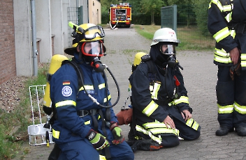 Einblick in die „Brandbekämpfung mit Menschenrettung“ –  THW Minden zu Gast bei der Freiwilligen Feuerwehr Porta Westfalica